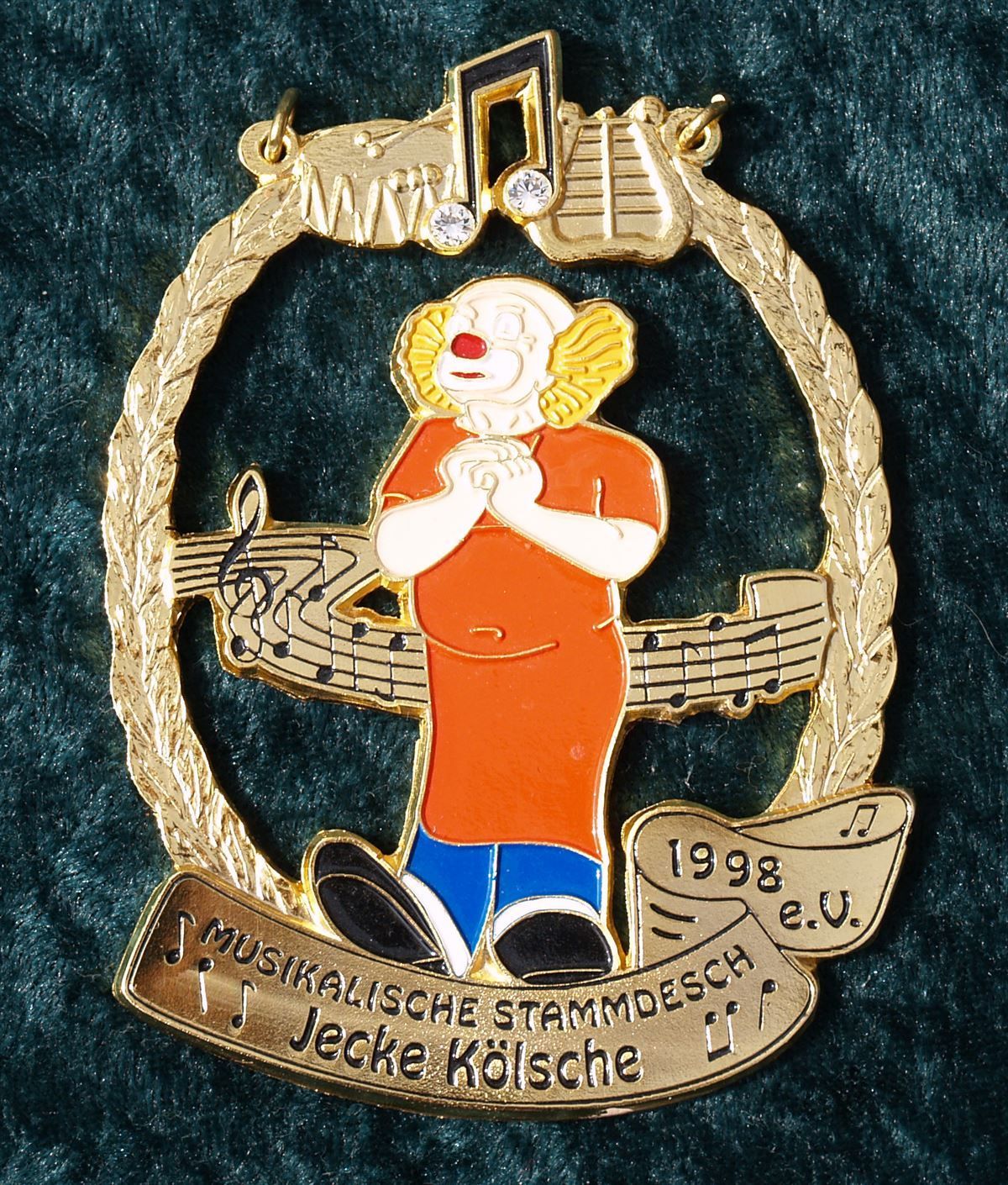 Eine Anstecknadel mit einem Clown und der Jahreszahl 1998 darauf