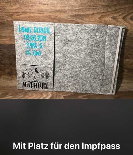 Auf einem Holztisch liegt ein Buch.