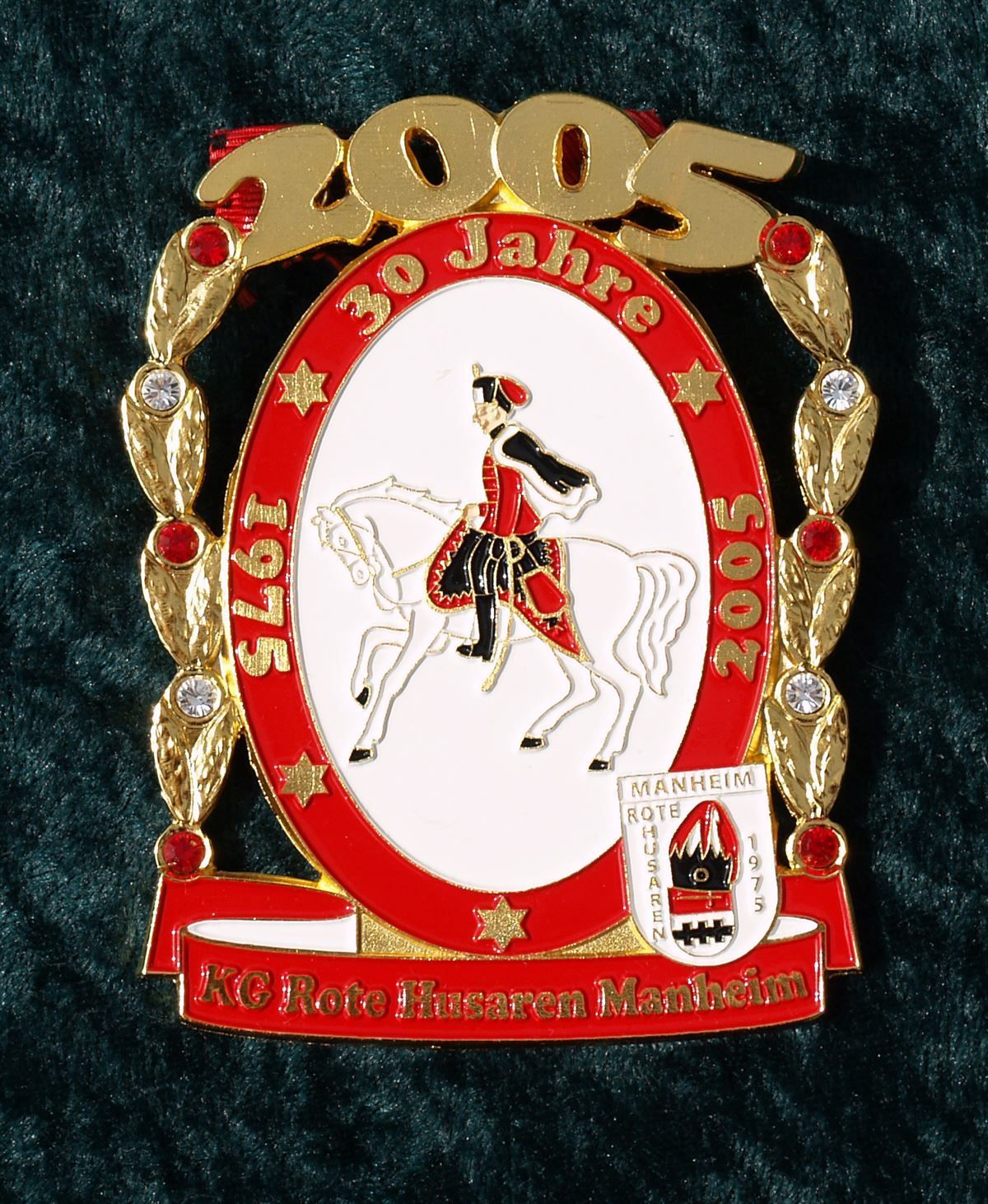 Ein Abzeichen mit einem Mann auf einem Pferd und der Jahreszahl 2005