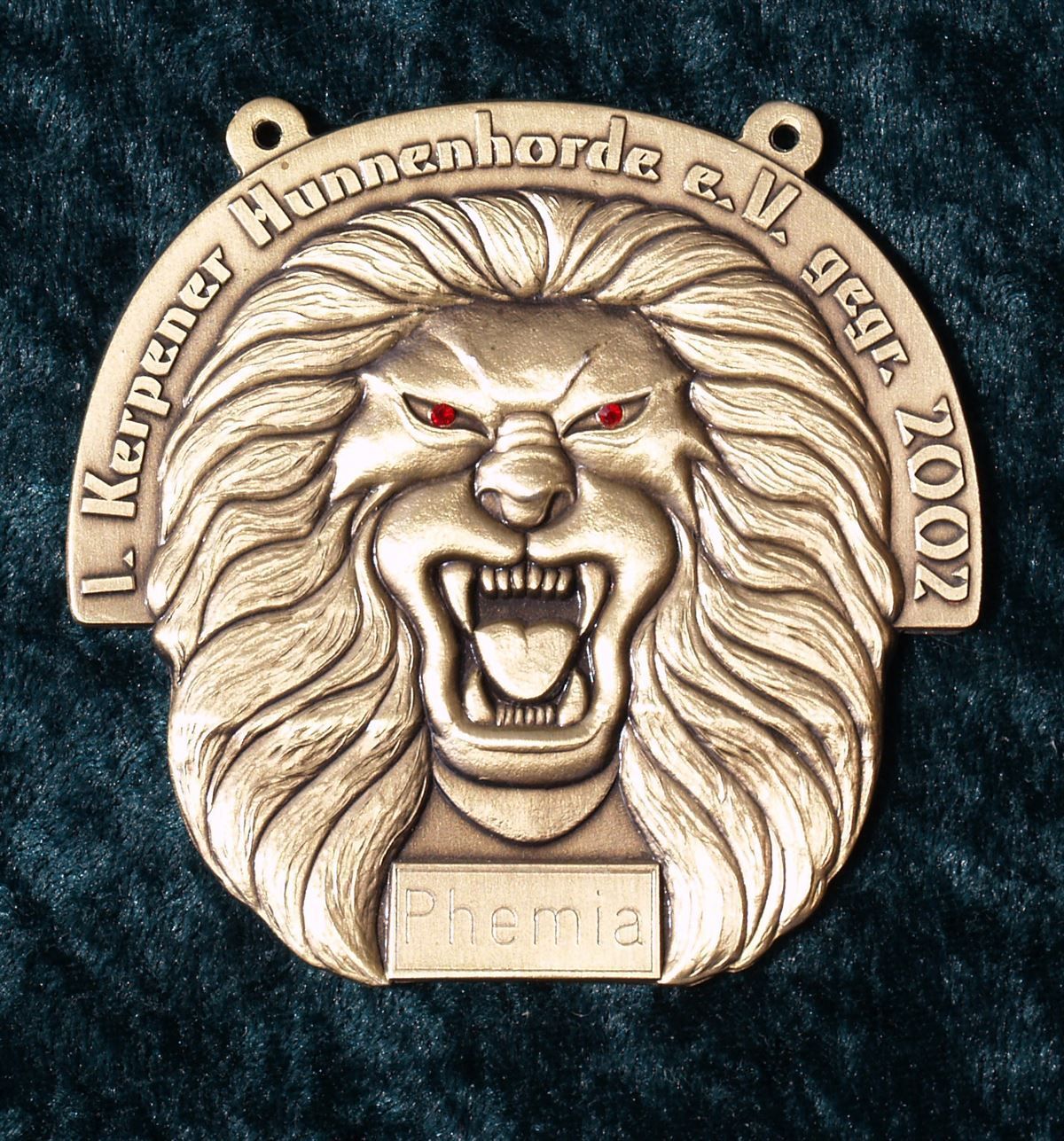 Eine Medaille mit einem Löwenkopf und der Jahreszahl 2002