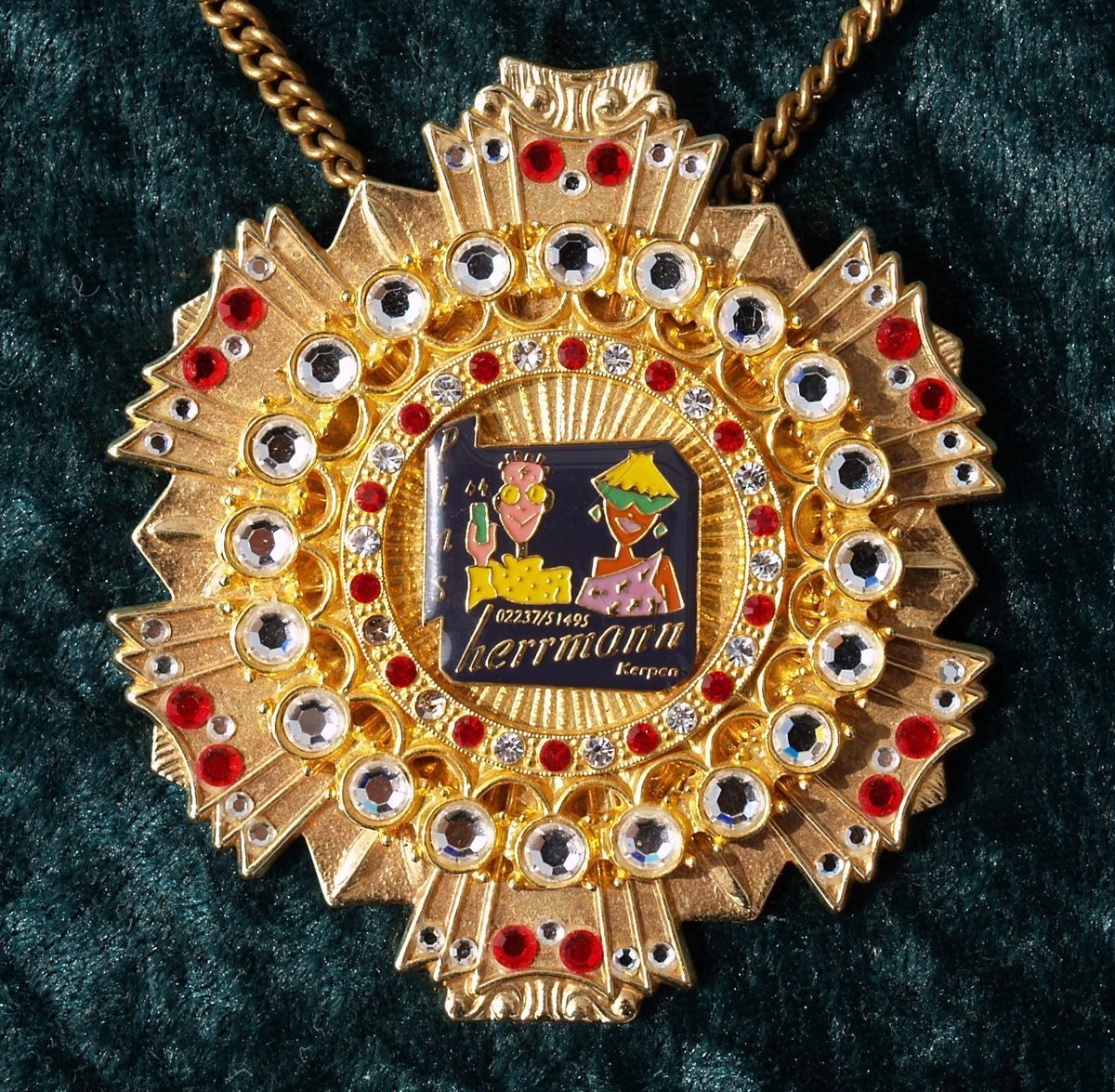 Ein goldener Anhänger mit einem Bild von einem Mann und einer Frau darauf