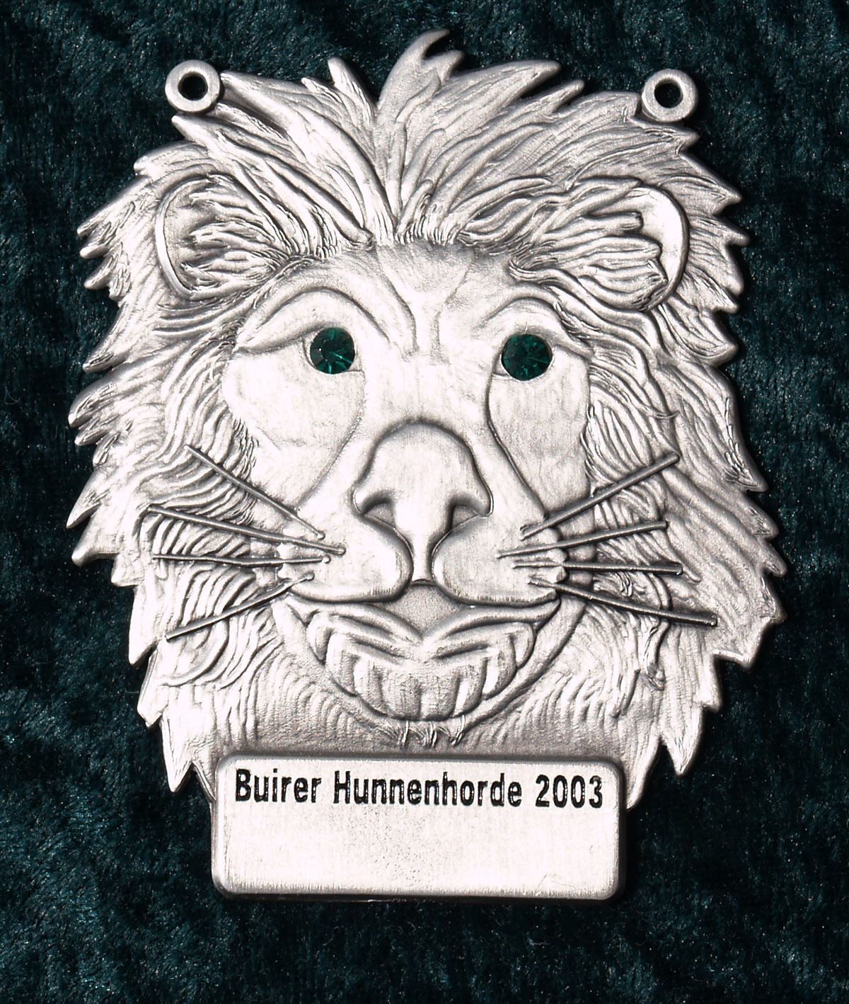 Ein silberner Löwenkopf mit der Jahreszahl 2003 darauf