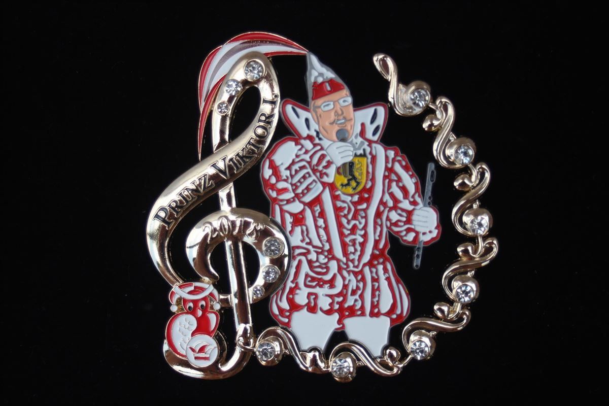 Eine Brosche mit einem Clown und einem Violinschlüssel