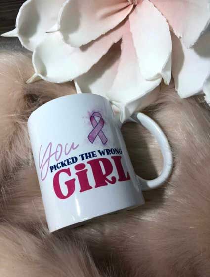 Neben einer Blume steht eine Tasse mit der Aufschrift „Du hast das falsche Mädchen ausgewählt“.