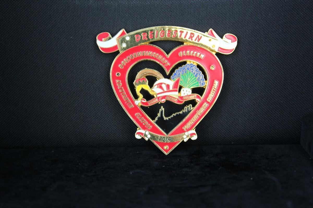 Ein rot-goldenes herzförmiges Emblem mit der Aufschrift Breitenstein