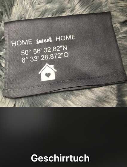 Ein schwarzes Handtuch mit der Aufstickung „Home Sweet Home“.