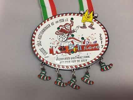 Auf einem Tisch liegt eine Medaille mit einem Affen und einem Stern darauf.