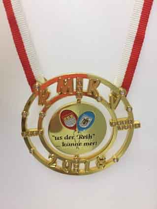 Eine Goldmedaille mit einem rot-weißen Band auf weißem Hintergrund.