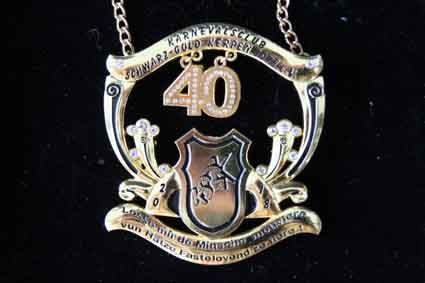 Ein goldener und silberner Anhänger mit der Zahl 40 darauf