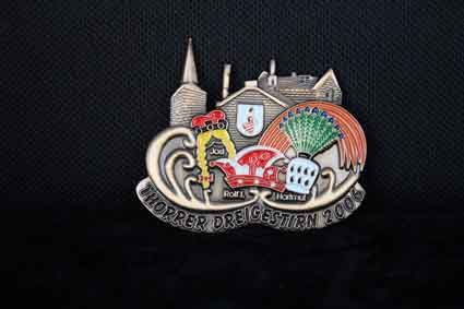 Eine Nahaufnahme einer bunten Stecknadel auf schwarzem Hintergrund.