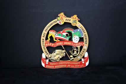 Eine Nahaufnahme eines Abzeichens auf schwarzem Hintergrund.