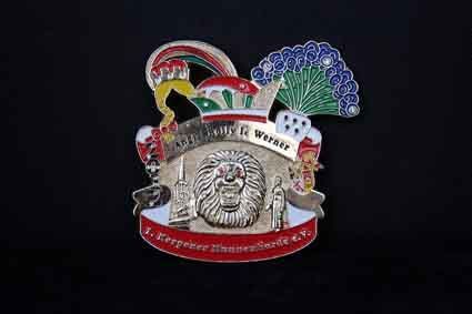 Ein Abzeichen mit einem Löwen auf schwarzem Hintergrund.