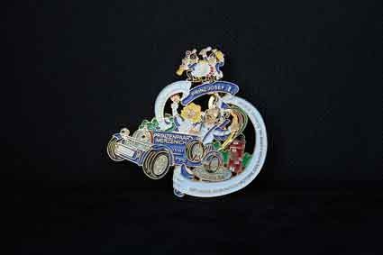 Ein Weihnachtsornament mit einem Traktor und Menschen darin auf einem schwarzen Hintergrund.