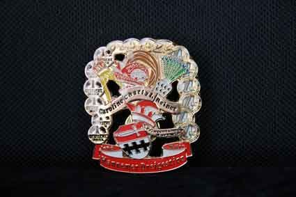 Eine Nahaufnahme eines Abzeichens auf schwarzem Hintergrund.