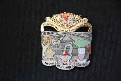 Auf einer schwarzen Fläche liegt ein Button mit dem Bild von drei Personen.