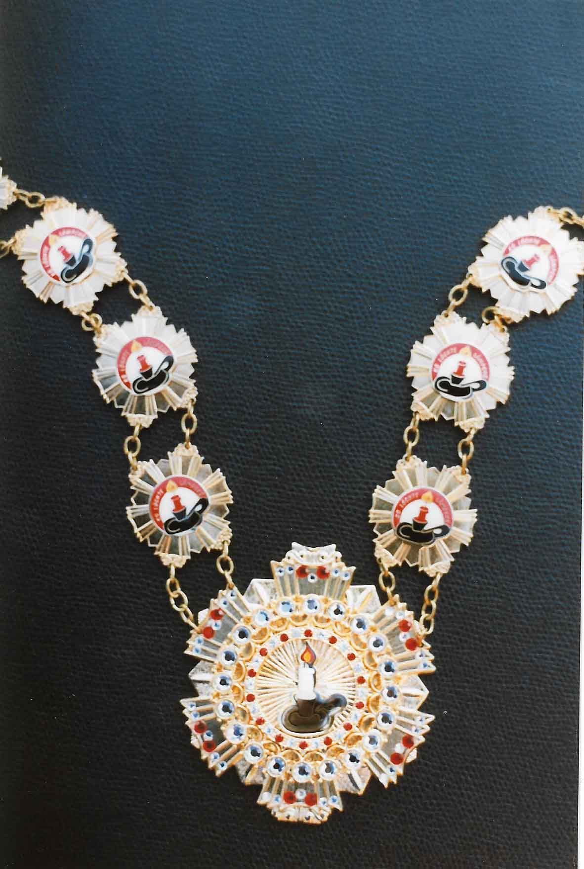 Eine Nahaufnahme einer Halskette auf einer schwarzen Oberfläche