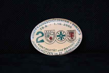 Ein Abzeichen mit der Nummer 2000 befindet sich auf schwarzem Hintergrund.