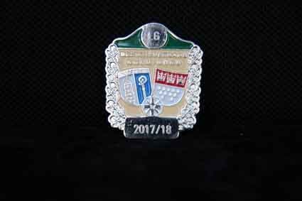 Eine Nahaufnahme eines Abzeichens auf schwarzem Hintergrund.