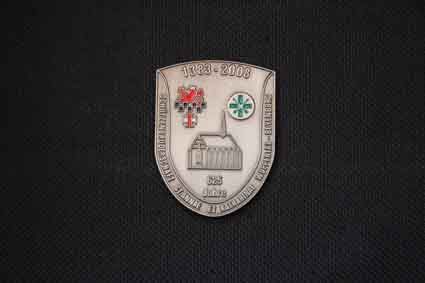 Eine Nahaufnahme eines Abzeichens auf einer schwarzen Oberfläche.