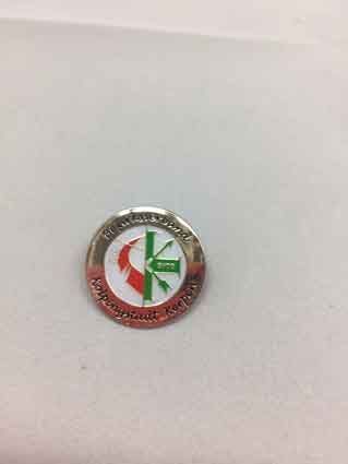 Eine Nahaufnahme einer Stecknadel auf einer weißen Oberfläche.