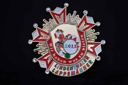 Eine Nahaufnahme einer Medaille auf schwarzem Hintergrund.