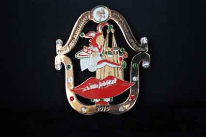 Ein Weihnachtsornament mit einem Hufeisen und einem Narren darauf.