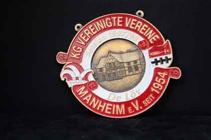 Auf schwarzem Hintergrund befindet sich ein Schild mit der Abbildung eines Hauses.