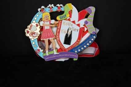 Eine farbenfrohe Dekoration mit einer Frau in einem rosa Kleid auf schwarzem Hintergrund.