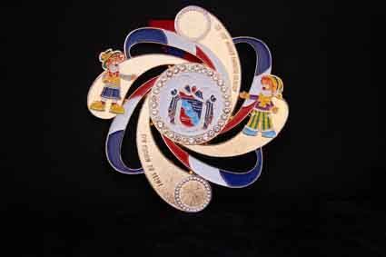 Eine Medaille mit einem Wirbel und Menschen darauf befindet sich auf einem schwarzen Hintergrund.