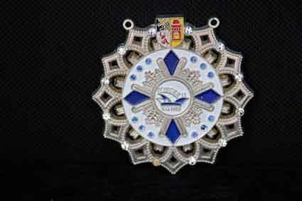 Eine Nahaufnahme einer Medaille auf schwarzem Hintergrund.