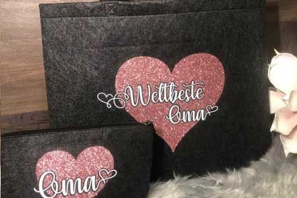 Auf einem Tisch liegen ein paar Tüten mit Herzen darauf.