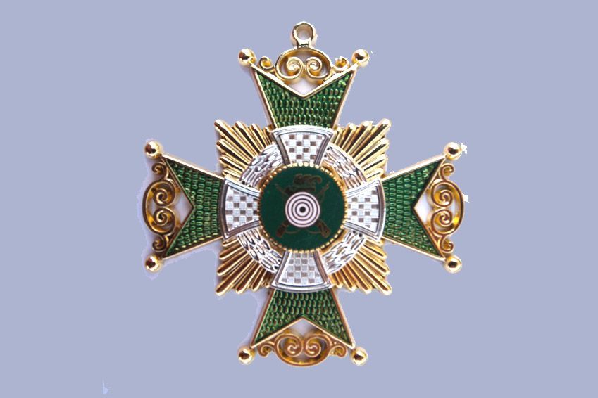 Ein goldenes und grünes Kreuz mit einem weißen Kreis in der Mitte