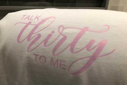 Ein weißes T-Shirt mit der Aufschrift „Talk Thirty to Me“.