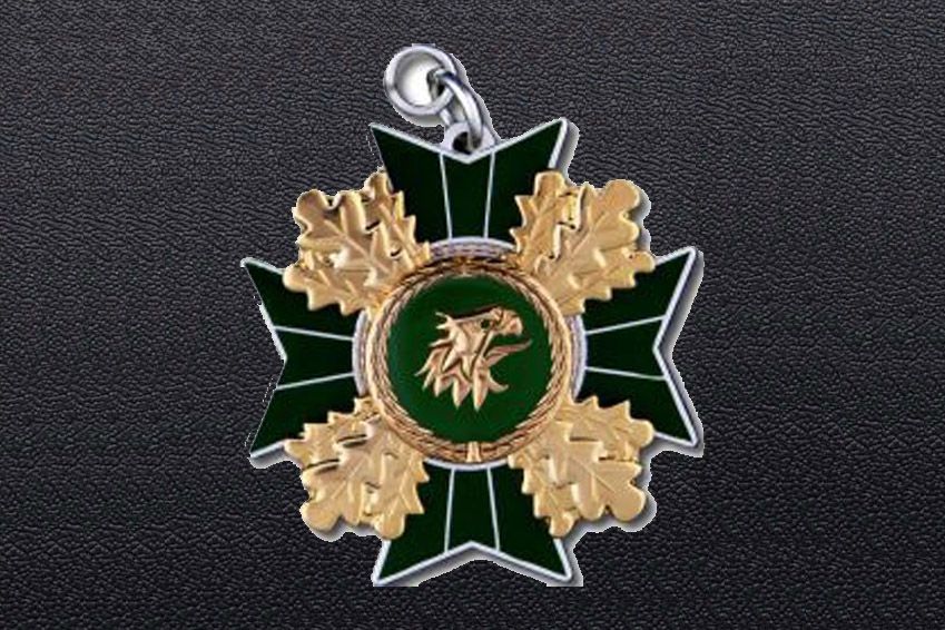 Eine grün-goldene Medaille mit einem Adler in der Mitte