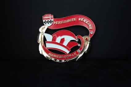 Auf schwarzem Hintergrund befindet sich eine rot-weiße Anstecknadel mit einer Clownsmütze.