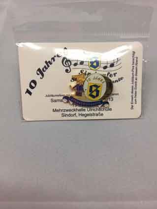 Eine Stecknadel liegt auf einer Karte auf einem Tisch.