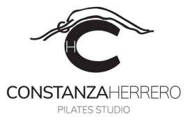 Logotipo del estudio de Pilates Constanza Herrero con un ojo negro estilizado y texto sobre fondo blanco.