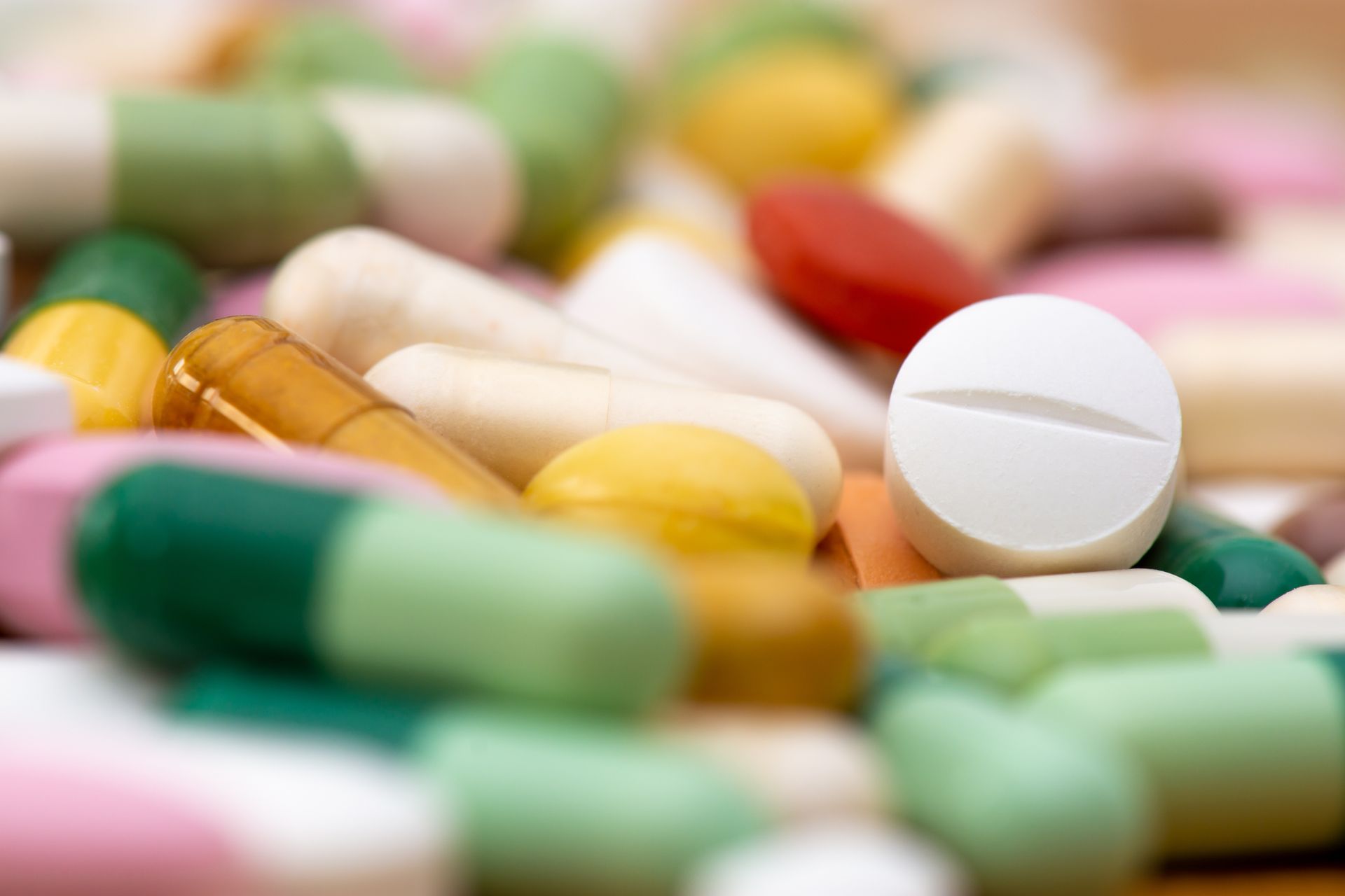 Un tas de pilules et de gélules colorées de toutes sortes.
