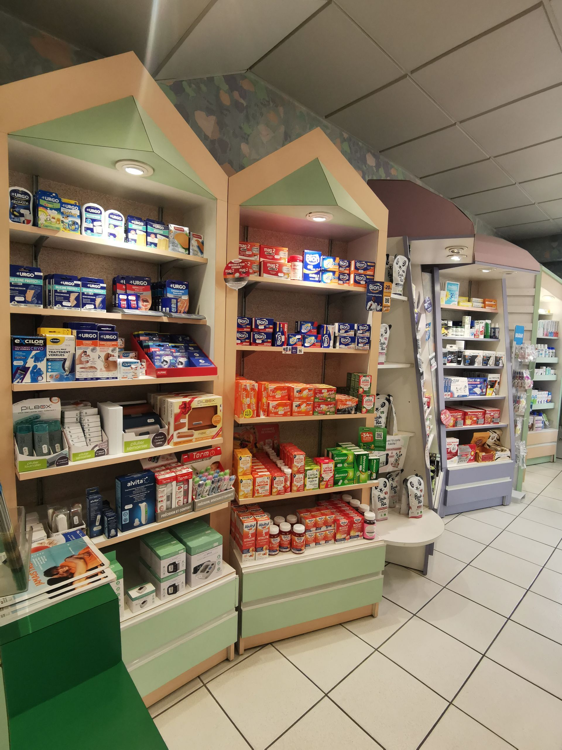 rayon de parpharmacie avec des vitamines et du matériel médical