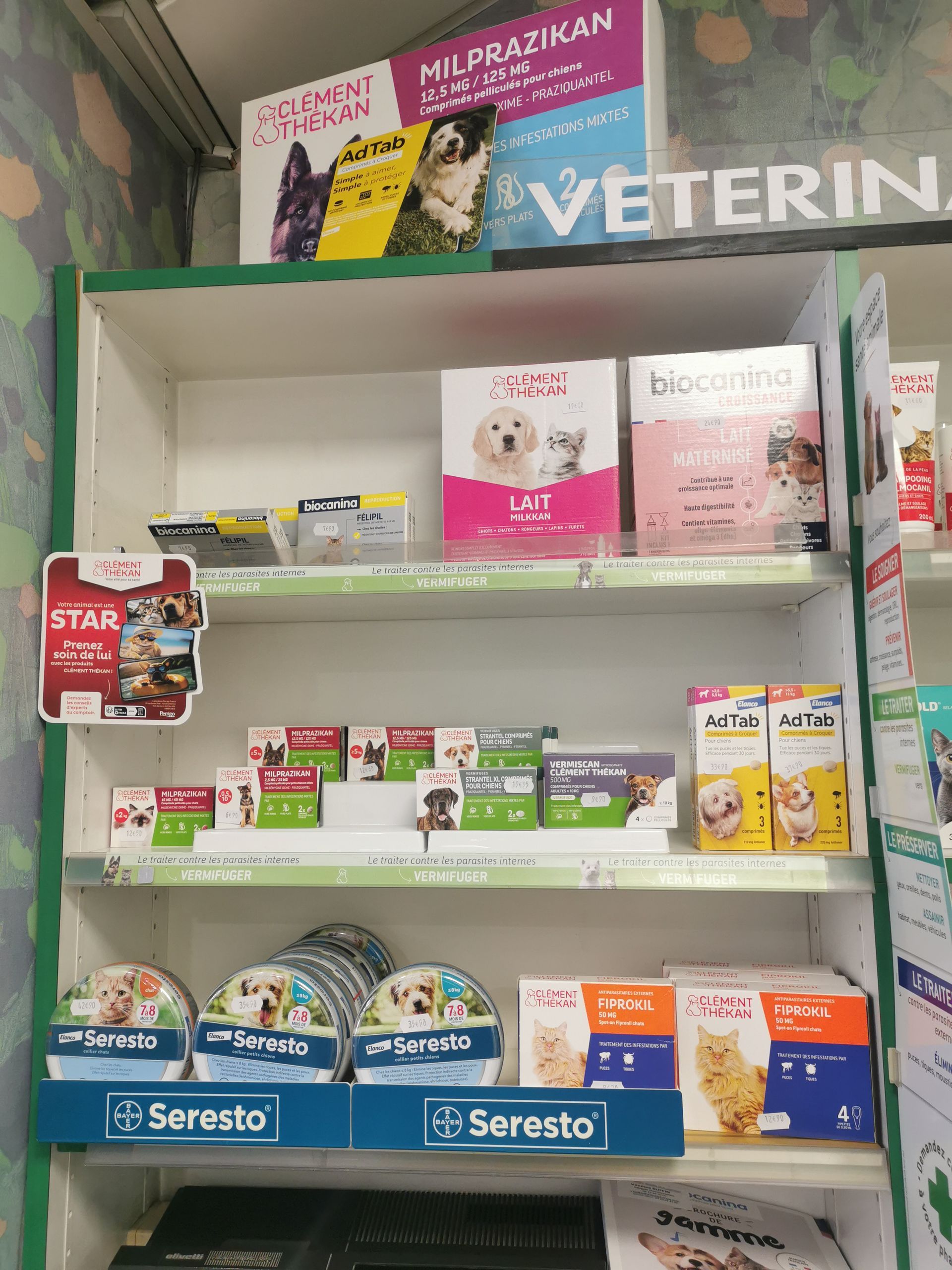Des rayons dans une animalerie vétérinaire regorgeant de produits de santé animale et de prévention contre les puces, comme Seresto.