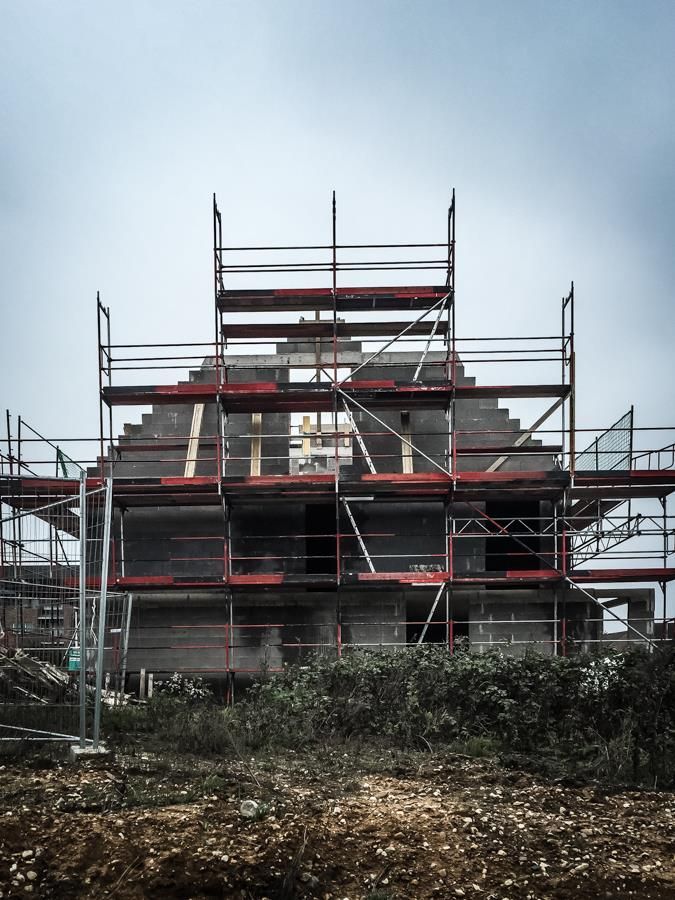 Ein im Bau befindliches Gebäude mit Gerüst darum herum