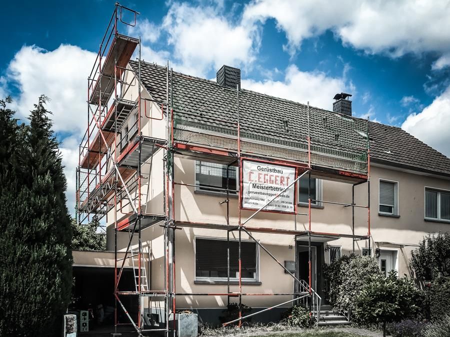 Ein Haus mit einem Gerüst an der Seite.