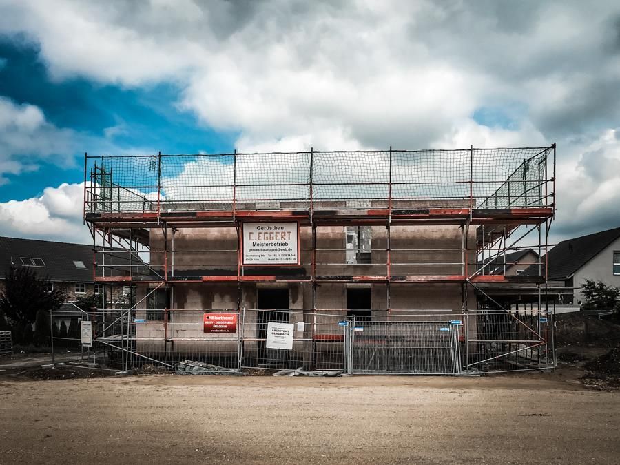 Es wird ein Haus mit Gerüst darum herum gebaut.