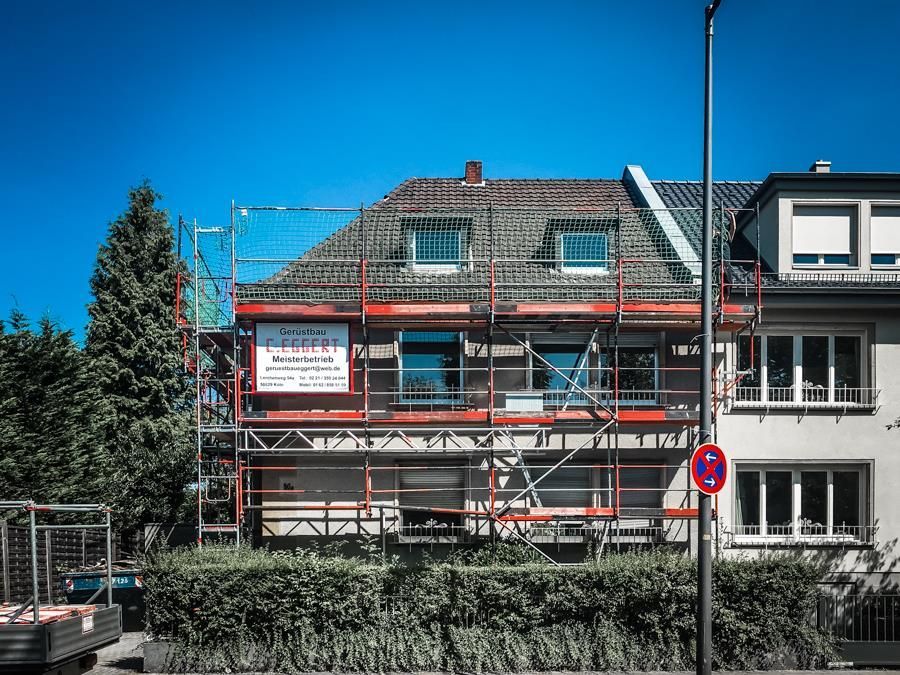 Ein Haus wird umgebaut, an der Seite steht ein Gerüst.