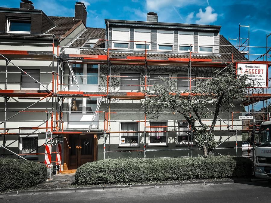 Ein Gebäude wird umgebaut und ist von einem Gerüst umgeben