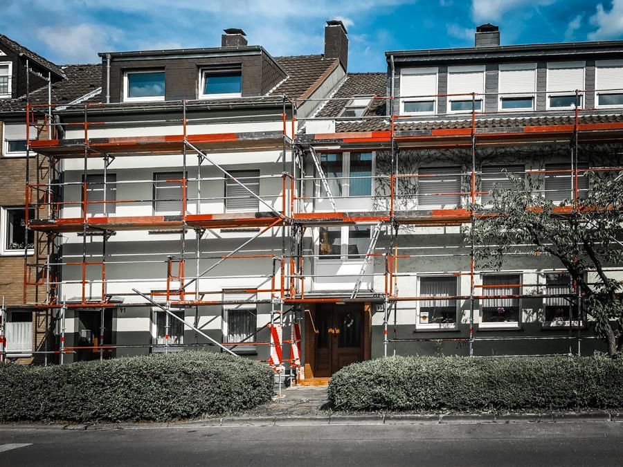 Ein Gebäude mit Gerüsten wird umgebaut.