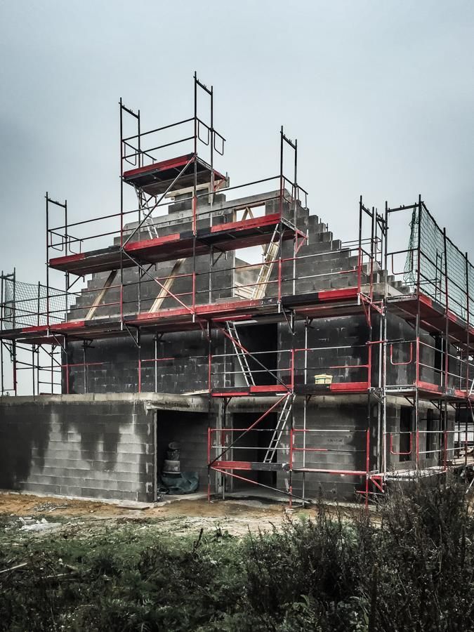 Ein im Bau befindliches Gebäude mit Gerüst darum herum