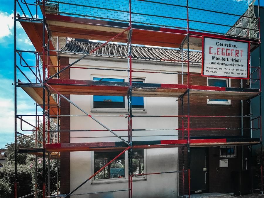 Ein Gebäude mit Gerüst und einem Schild mit der Aufschrift „c.ergert“