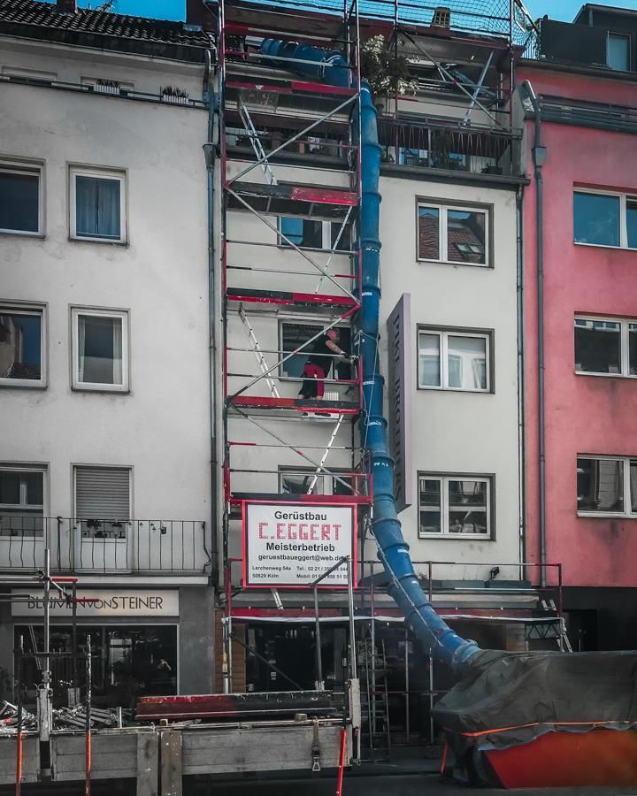 Ein Schild an der Seite eines Gebäudes mit der Aufschrift „c.eggert“