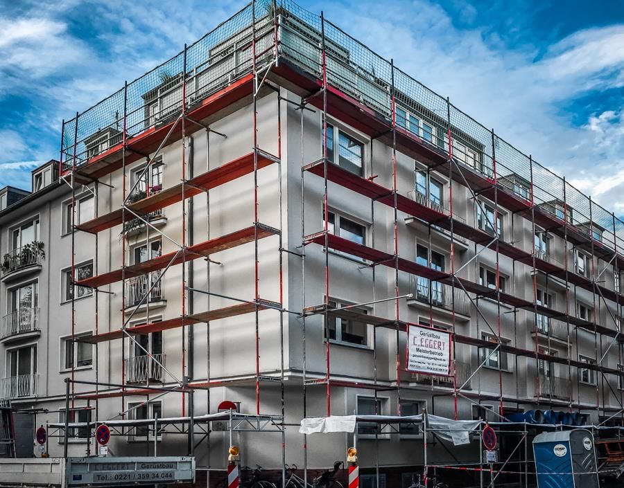 Ein im Bau befindliches Gebäude mit einem Gerüst an der Seite.